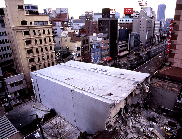 震災発生。神戸の地に再び試練が。